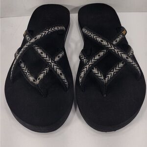 Teva Stylish Black and White flip flop size 9 pre
Owned Exellent condition
